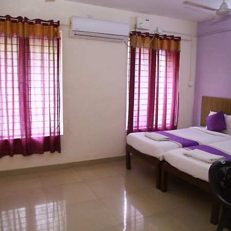 V Bee Plaza Hotel Thiruvananthapuram Bagian luar foto
