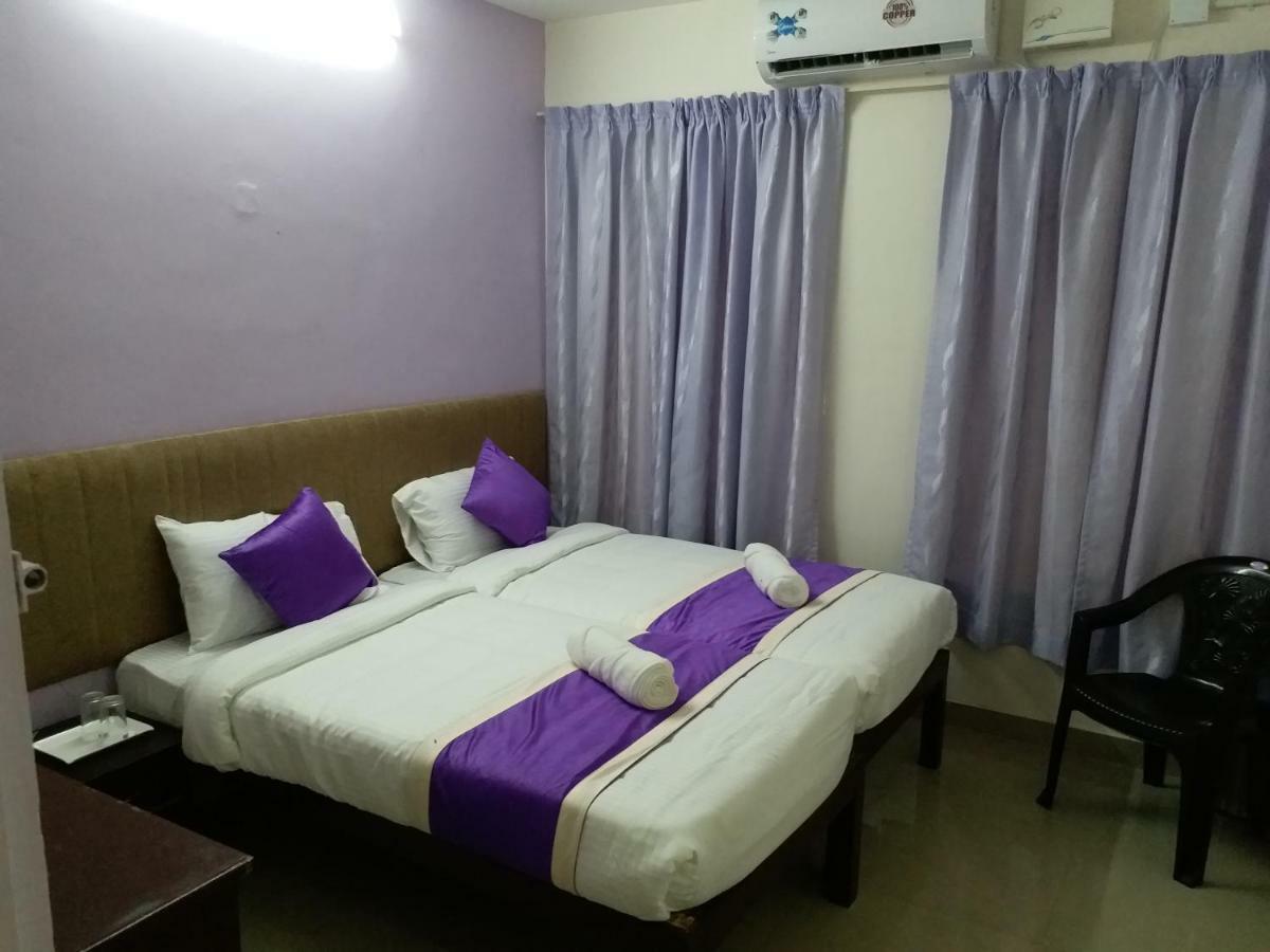 V Bee Plaza Hotel Thiruvananthapuram Bagian luar foto
