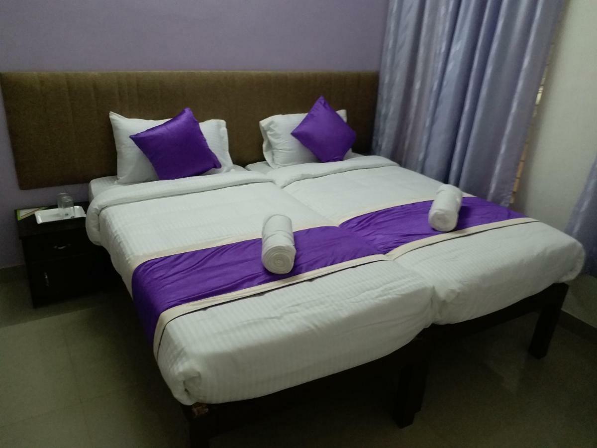 V Bee Plaza Hotel Thiruvananthapuram Bagian luar foto