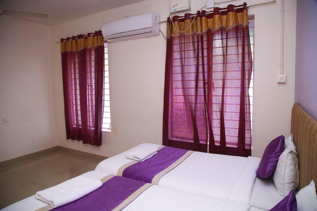 V Bee Plaza Hotel Thiruvananthapuram Bagian luar foto