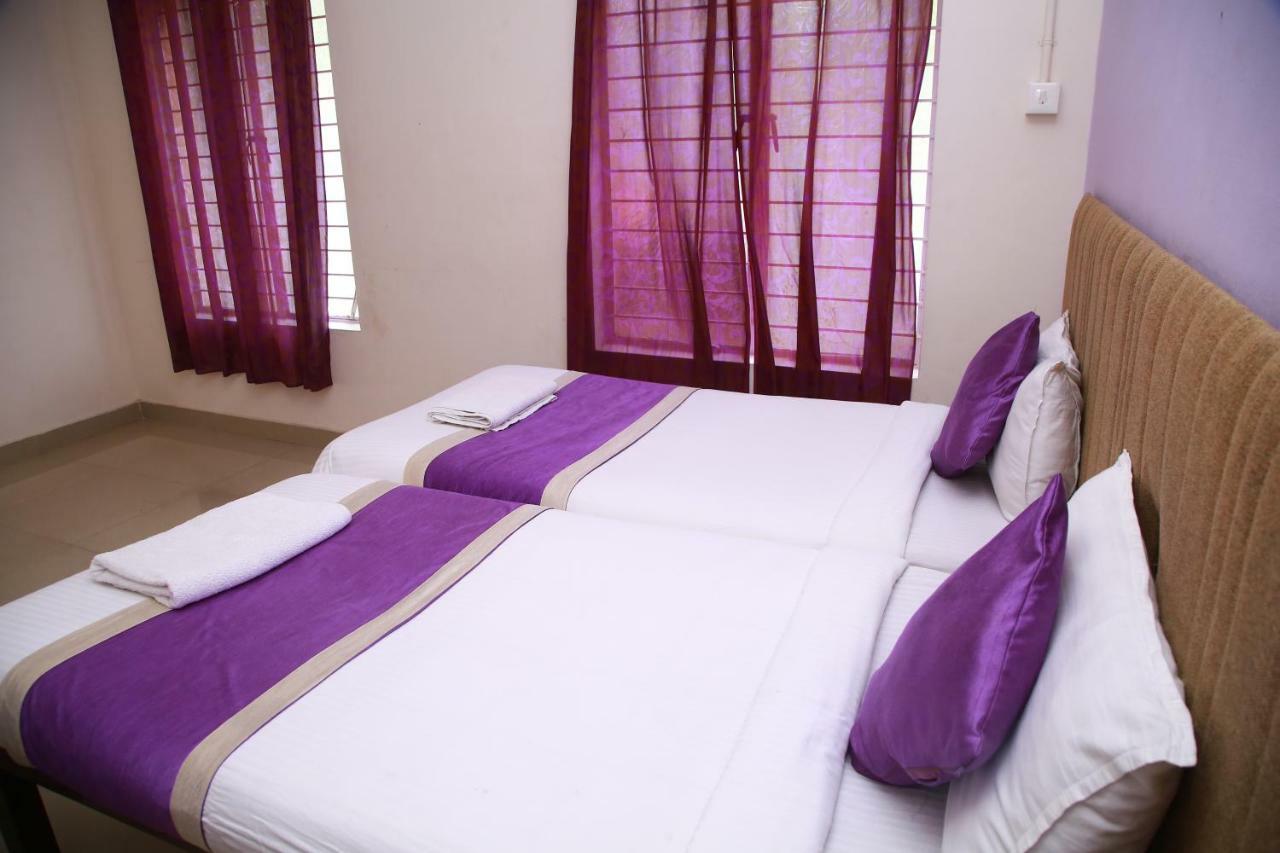 V Bee Plaza Hotel Thiruvananthapuram Bagian luar foto