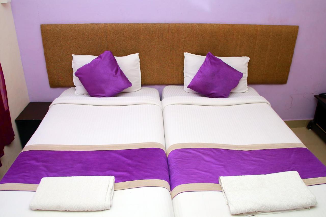 V Bee Plaza Hotel Thiruvananthapuram Bagian luar foto