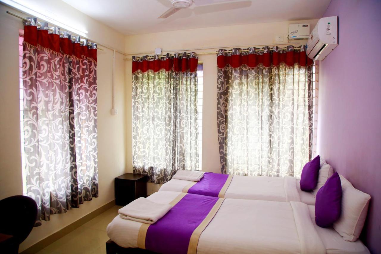 V Bee Plaza Hotel Thiruvananthapuram Bagian luar foto