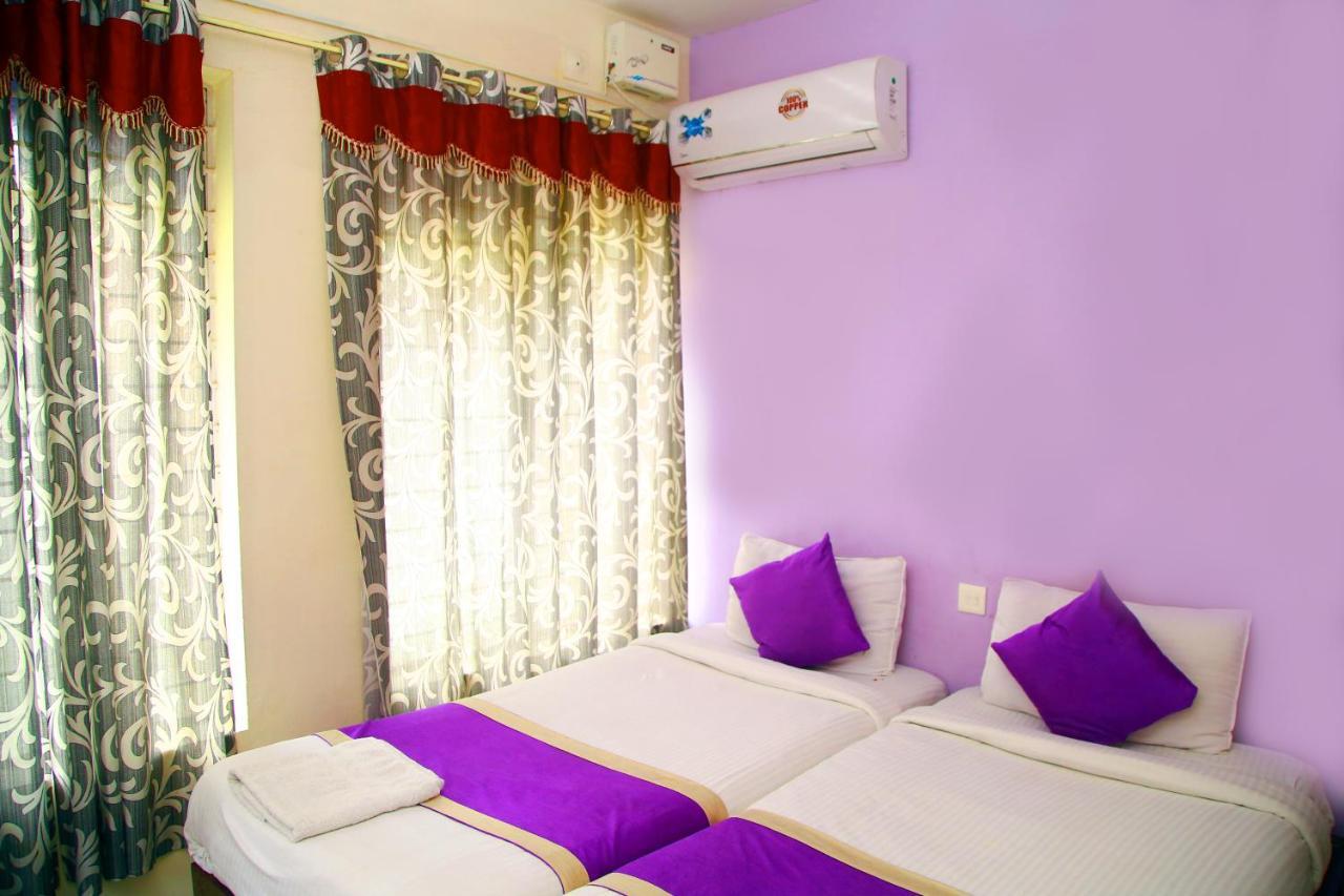 V Bee Plaza Hotel Thiruvananthapuram Bagian luar foto
