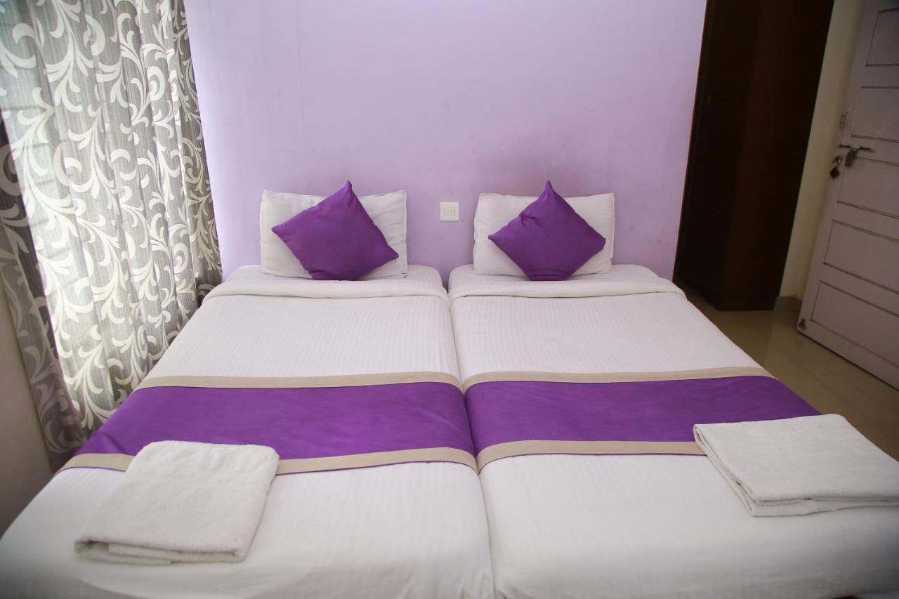 V Bee Plaza Hotel Thiruvananthapuram Bagian luar foto