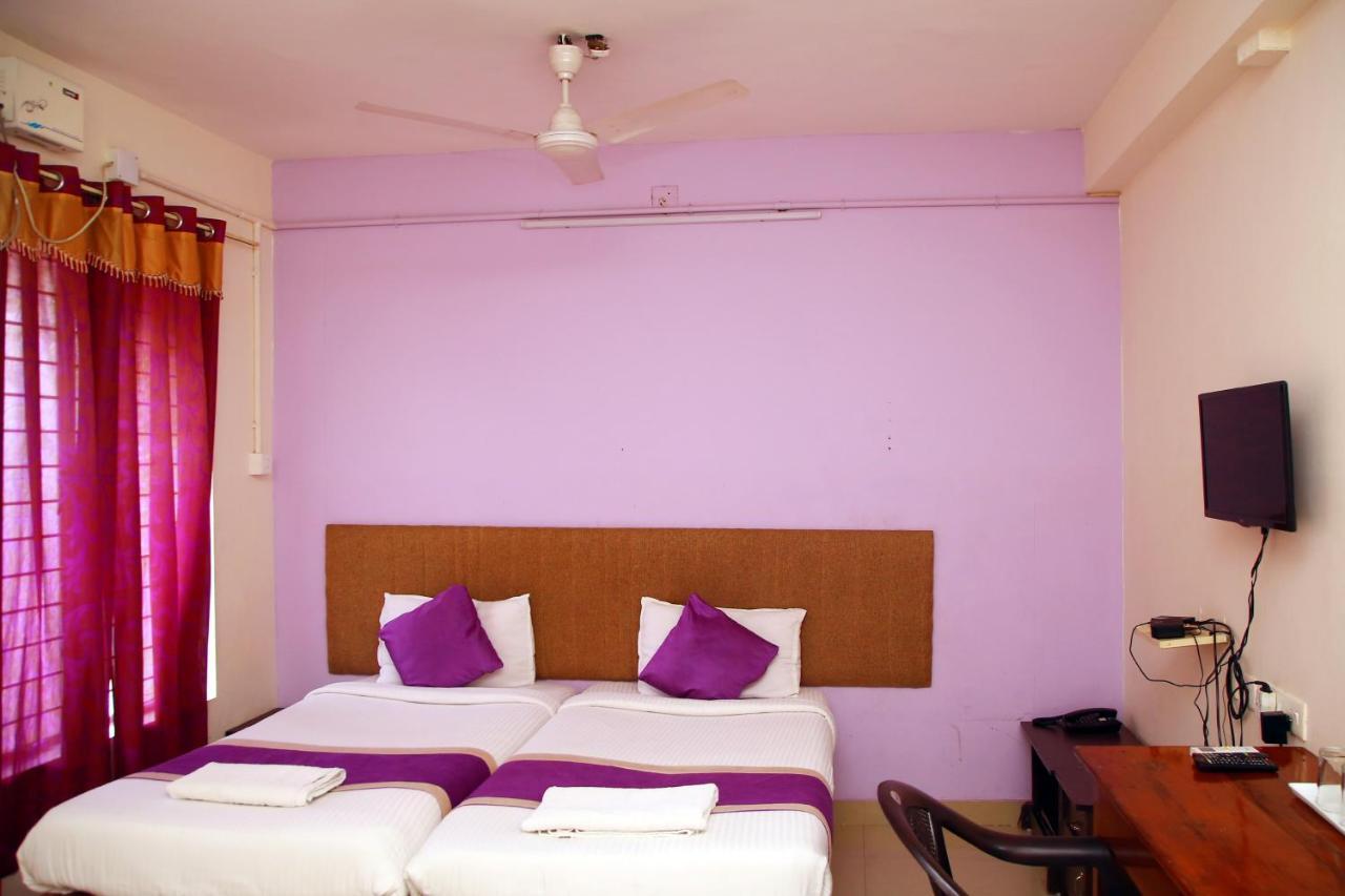 V Bee Plaza Hotel Thiruvananthapuram Bagian luar foto