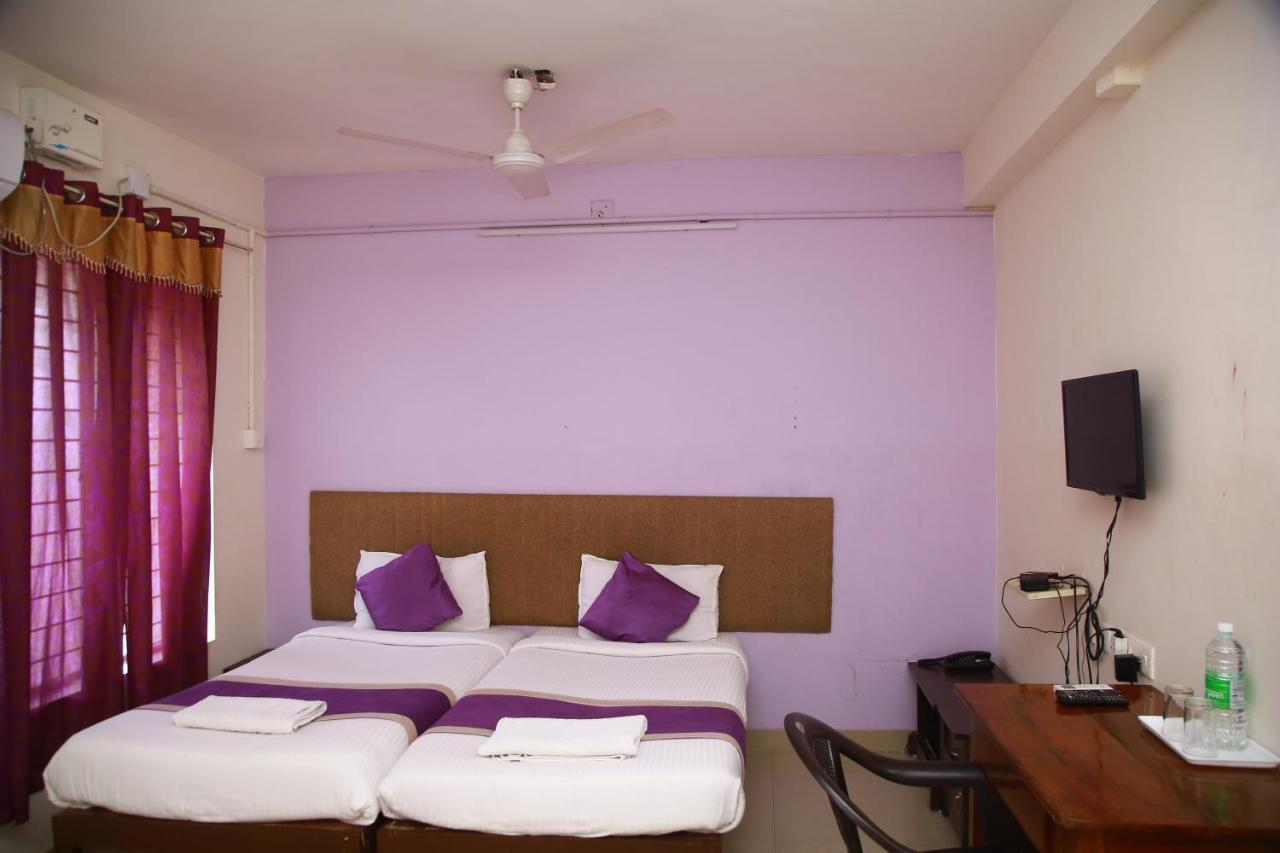V Bee Plaza Hotel Thiruvananthapuram Bagian luar foto