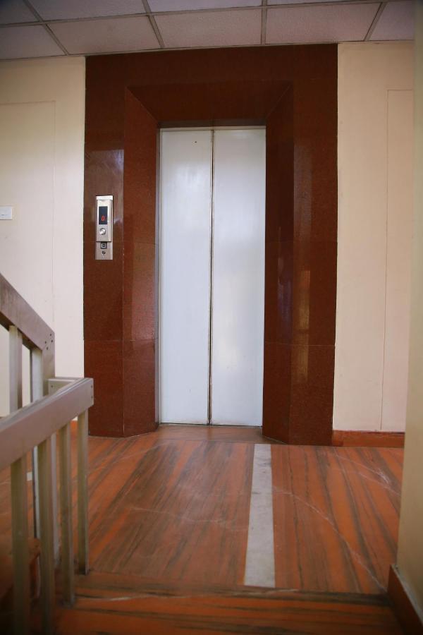 V Bee Plaza Hotel Thiruvananthapuram Bagian luar foto