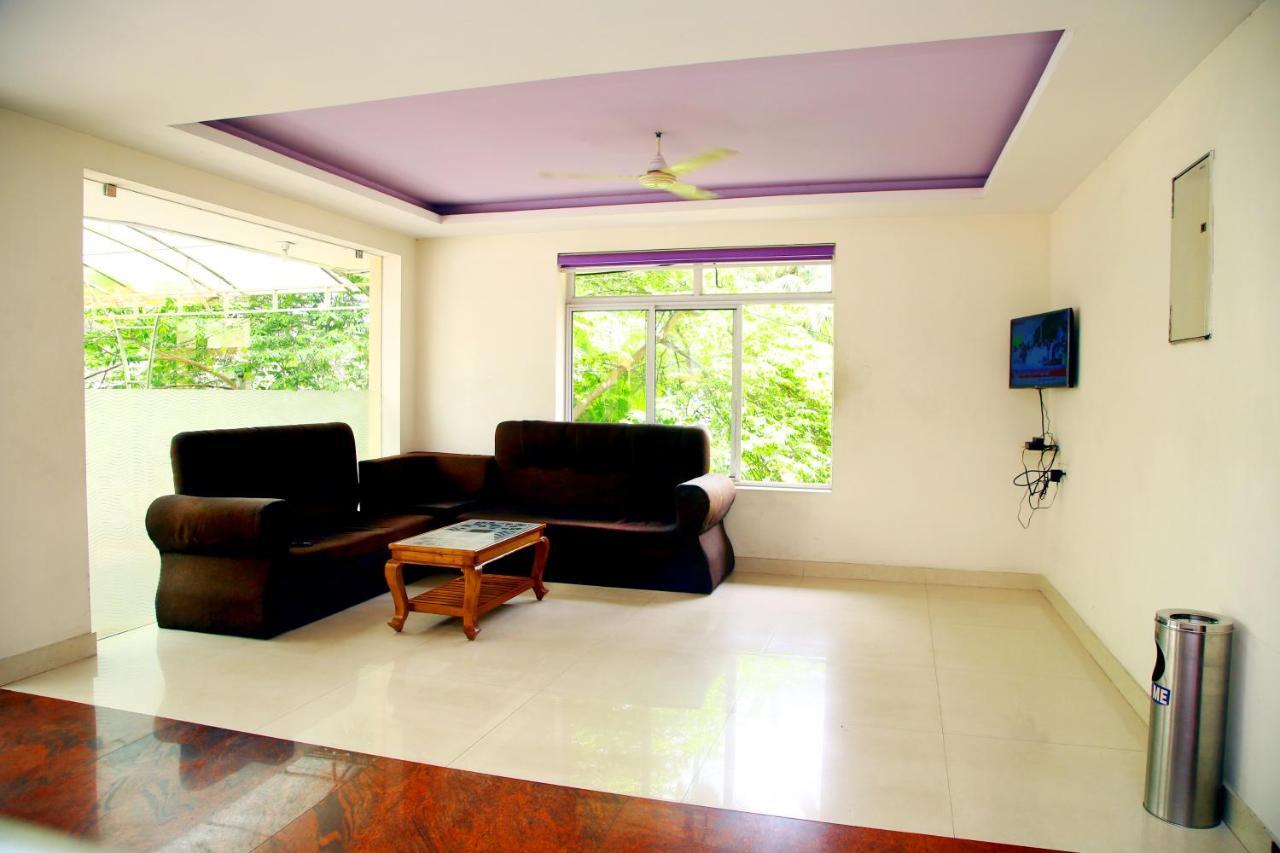 V Bee Plaza Hotel Thiruvananthapuram Bagian luar foto