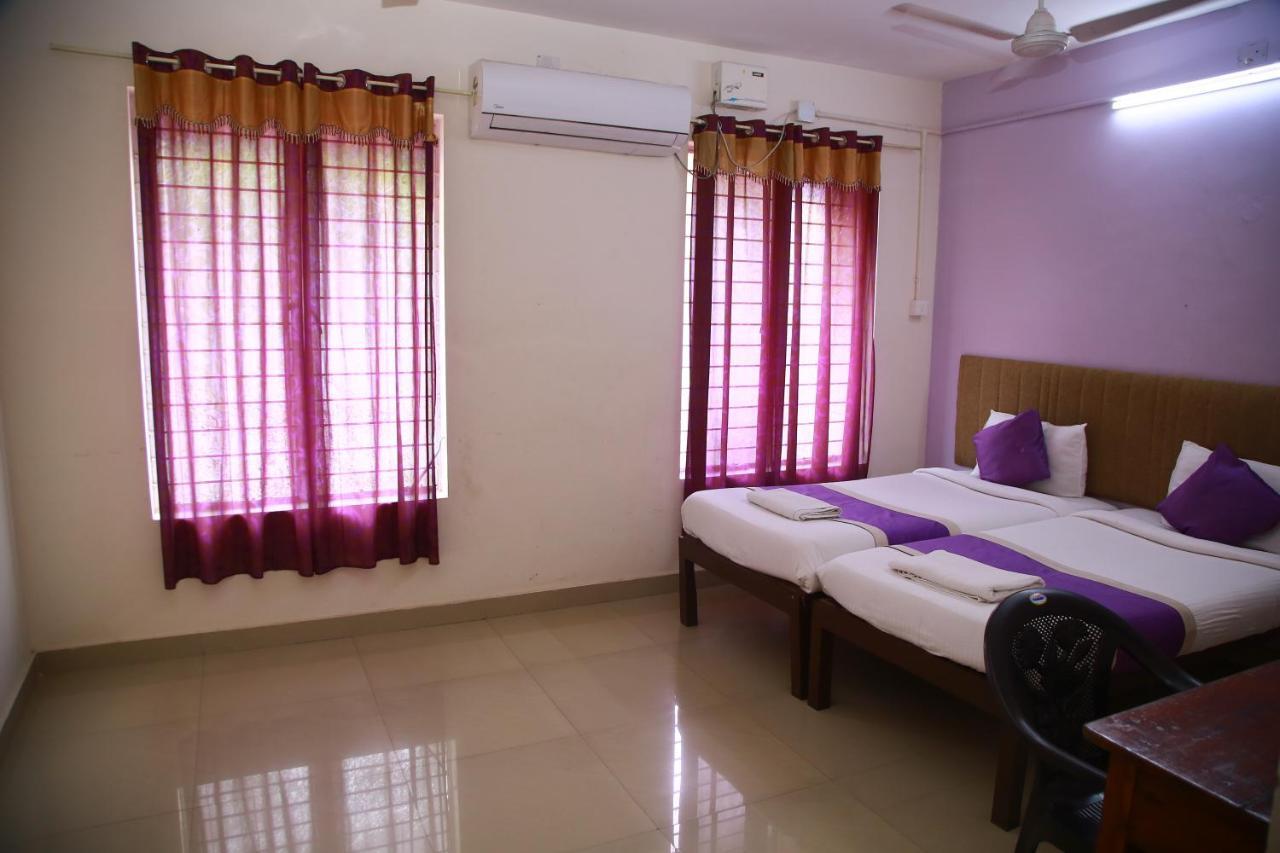 V Bee Plaza Hotel Thiruvananthapuram Bagian luar foto