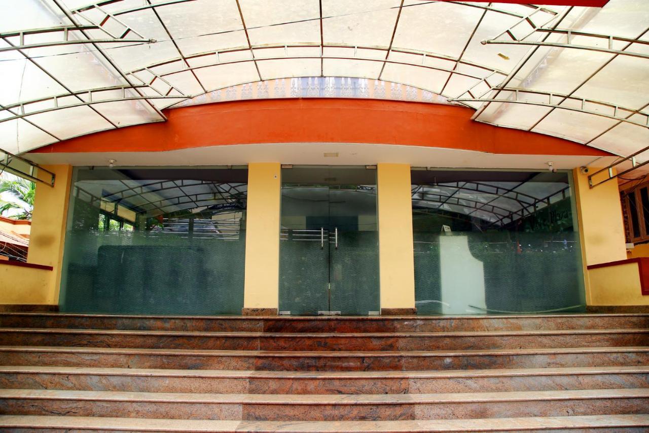 V Bee Plaza Hotel Thiruvananthapuram Bagian luar foto
