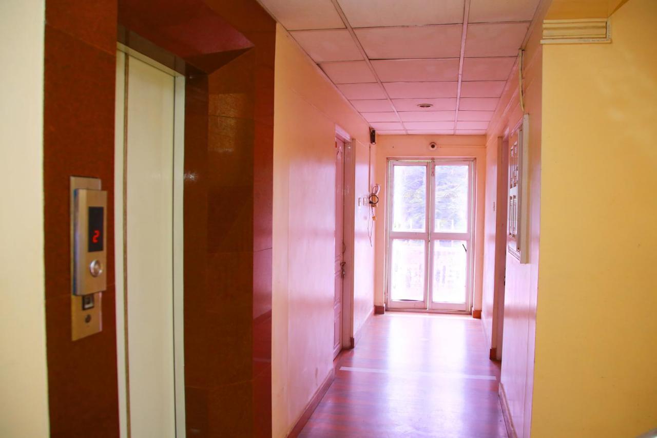 V Bee Plaza Hotel Thiruvananthapuram Bagian luar foto