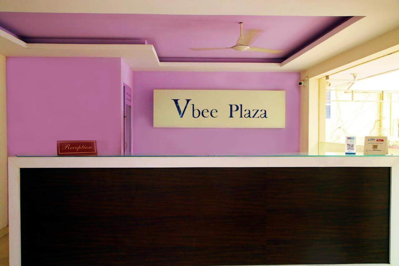V Bee Plaza Hotel Thiruvananthapuram Bagian luar foto