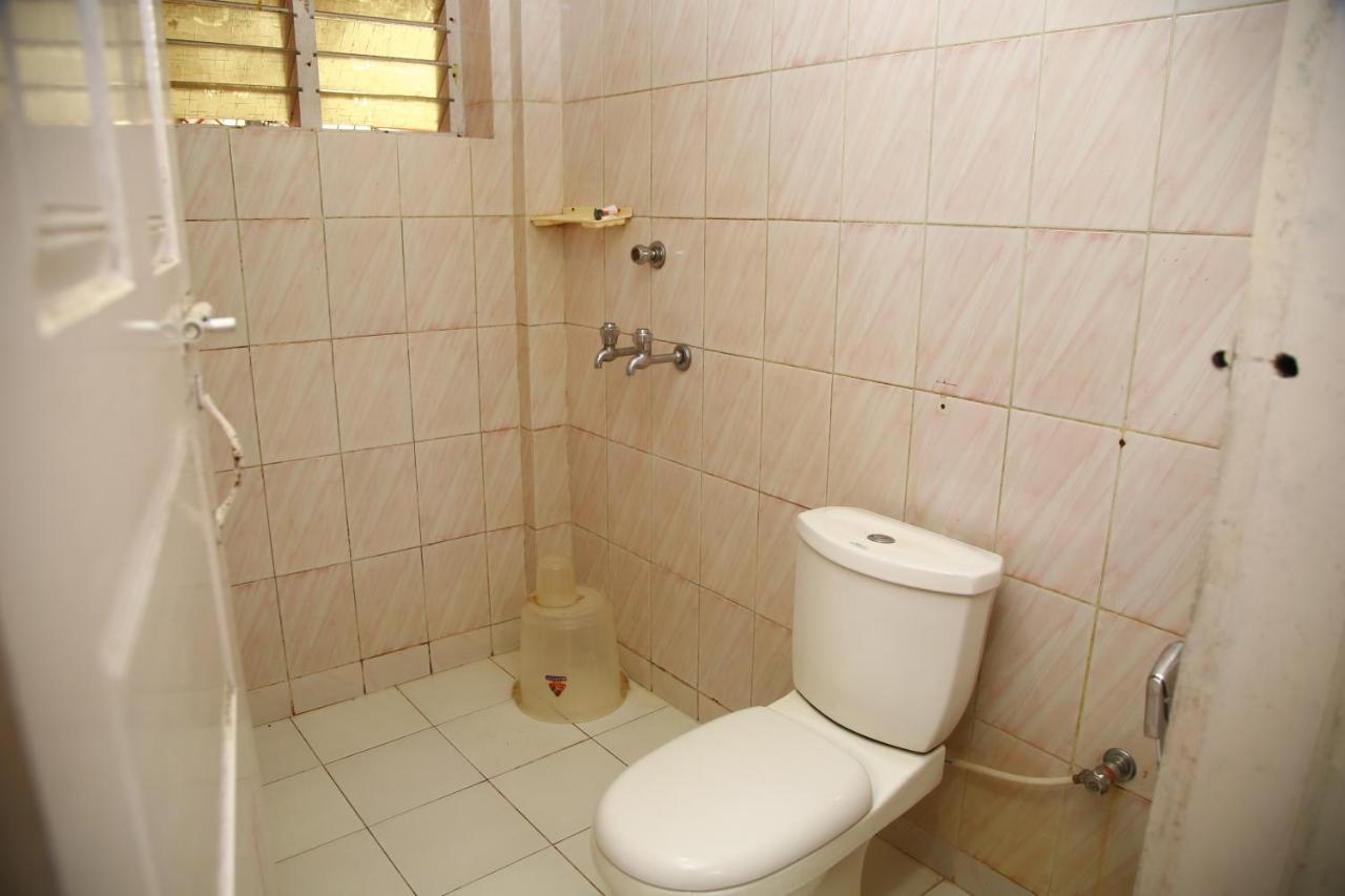 V Bee Plaza Hotel Thiruvananthapuram Bagian luar foto