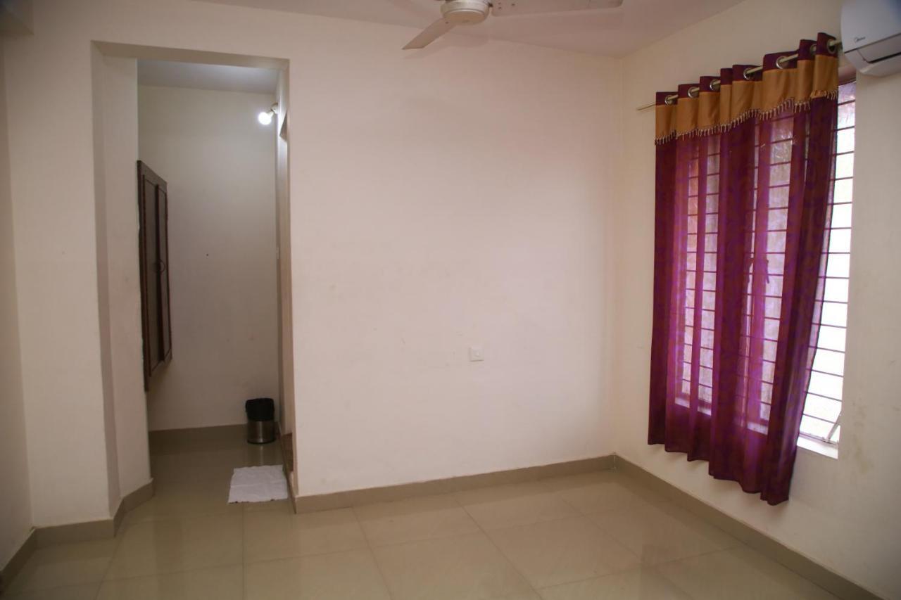 V Bee Plaza Hotel Thiruvananthapuram Bagian luar foto