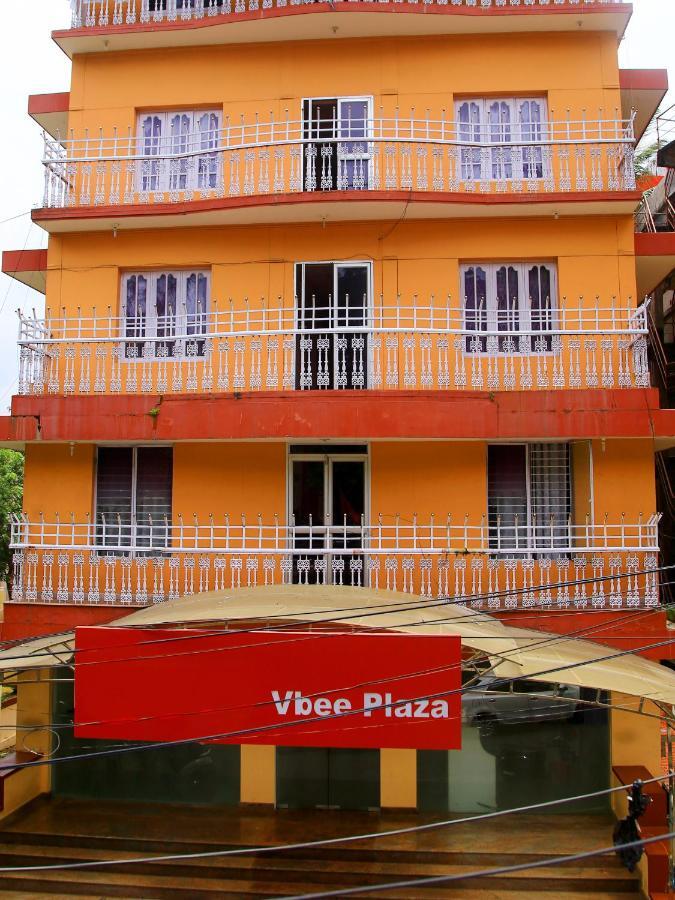 V Bee Plaza Hotel Thiruvananthapuram Bagian luar foto