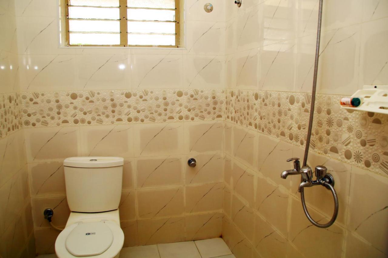 V Bee Plaza Hotel Thiruvananthapuram Bagian luar foto