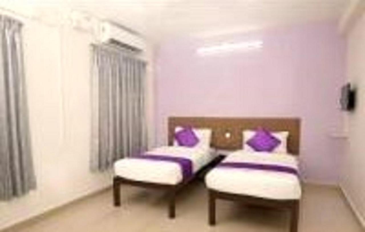 V Bee Plaza Hotel Thiruvananthapuram Bagian luar foto