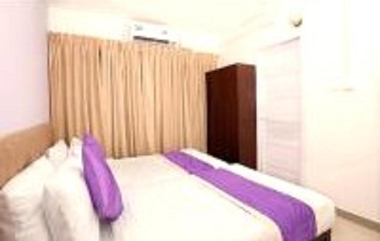 V Bee Plaza Hotel Thiruvananthapuram Bagian luar foto
