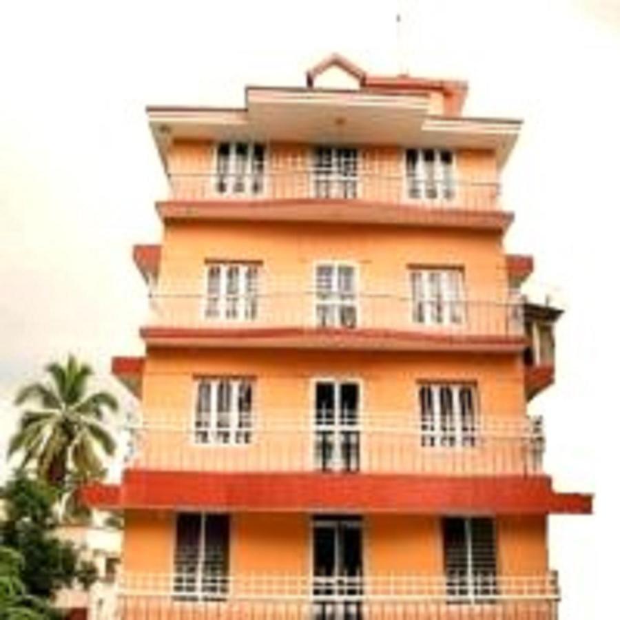 V Bee Plaza Hotel Thiruvananthapuram Bagian luar foto
