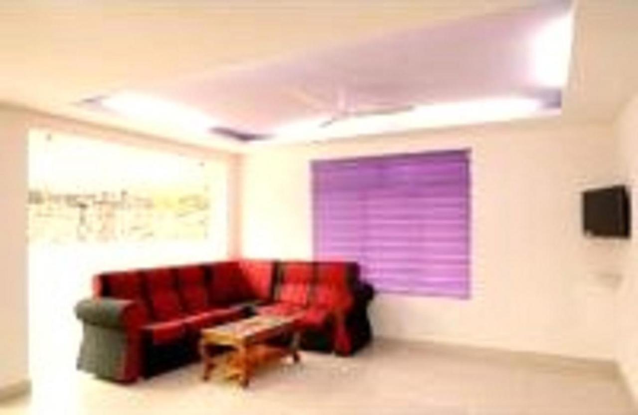V Bee Plaza Hotel Thiruvananthapuram Bagian luar foto
