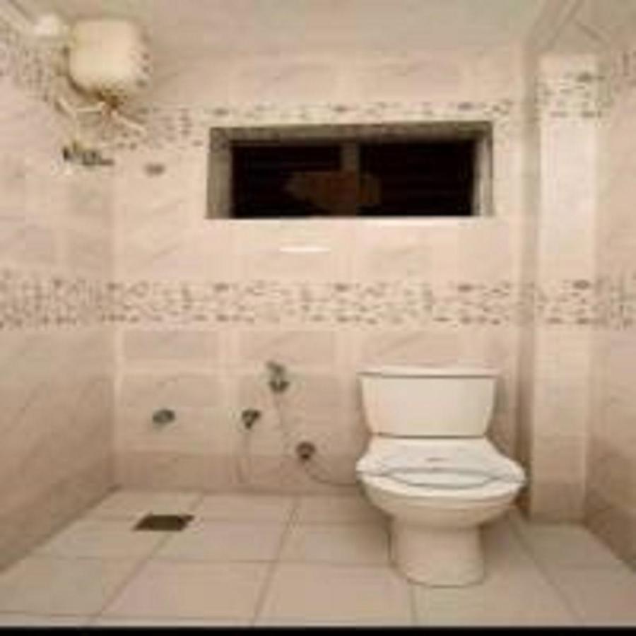 V Bee Plaza Hotel Thiruvananthapuram Bagian luar foto