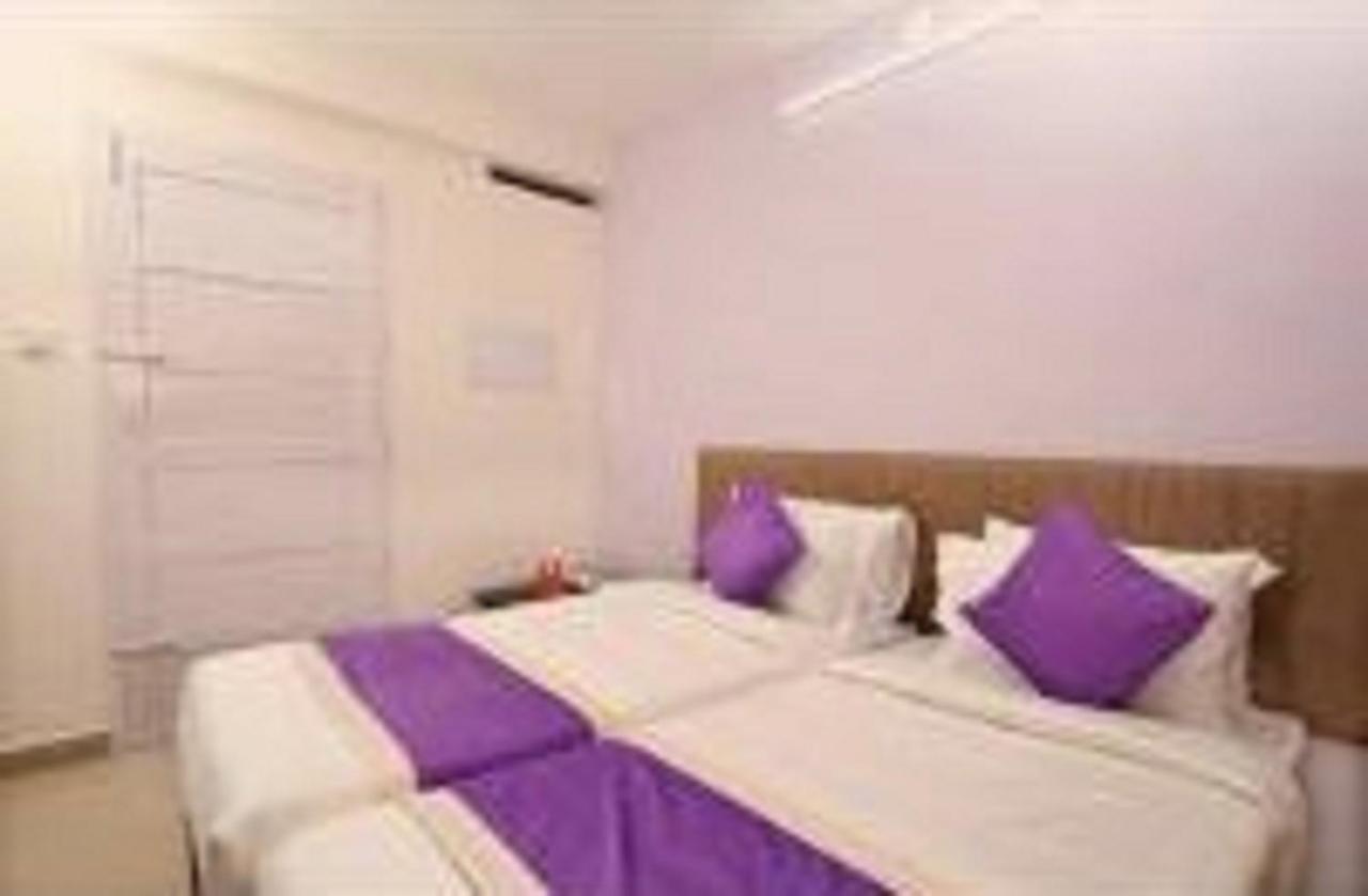 V Bee Plaza Hotel Thiruvananthapuram Bagian luar foto