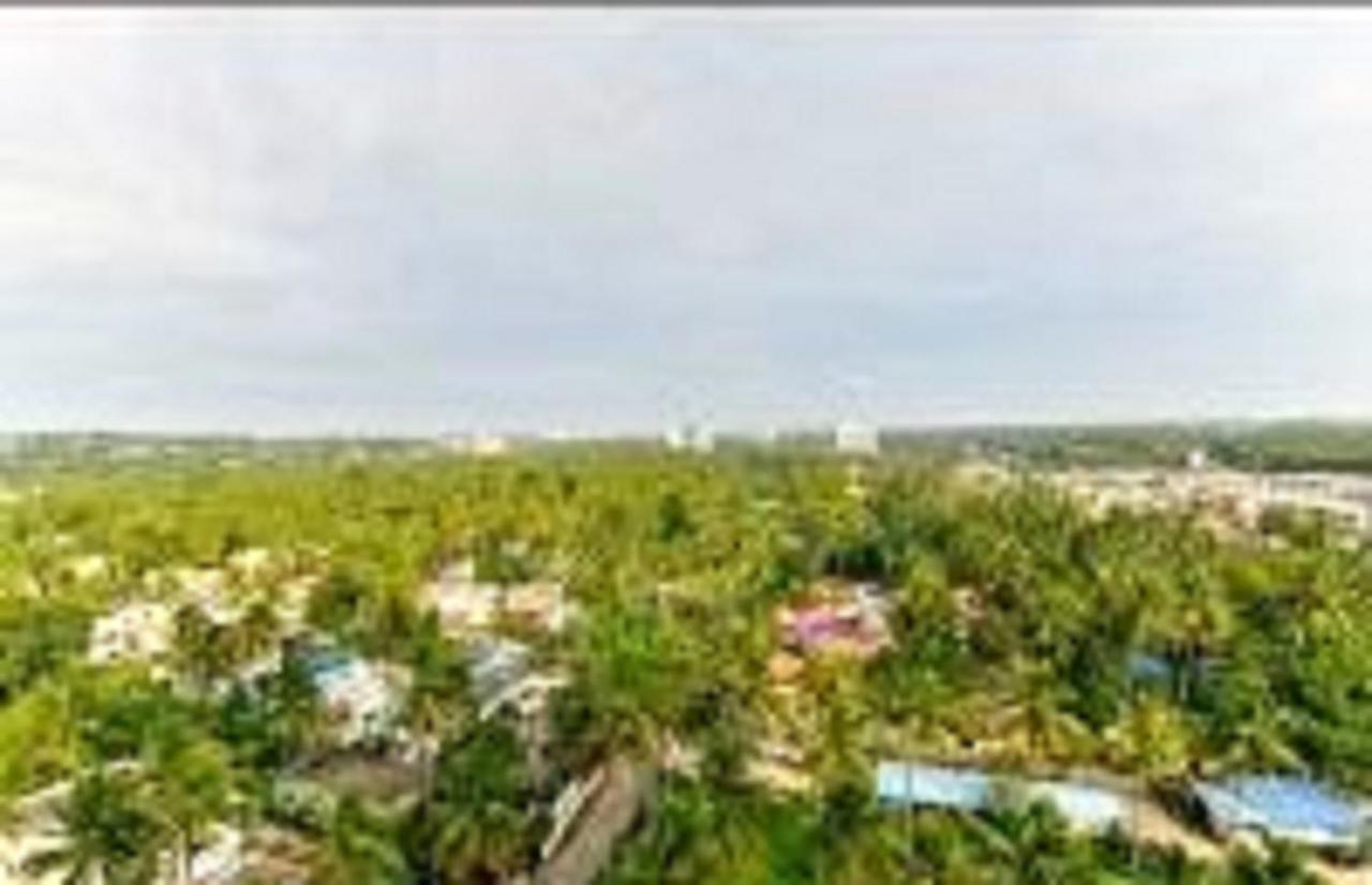 V Bee Plaza Hotel Thiruvananthapuram Bagian luar foto