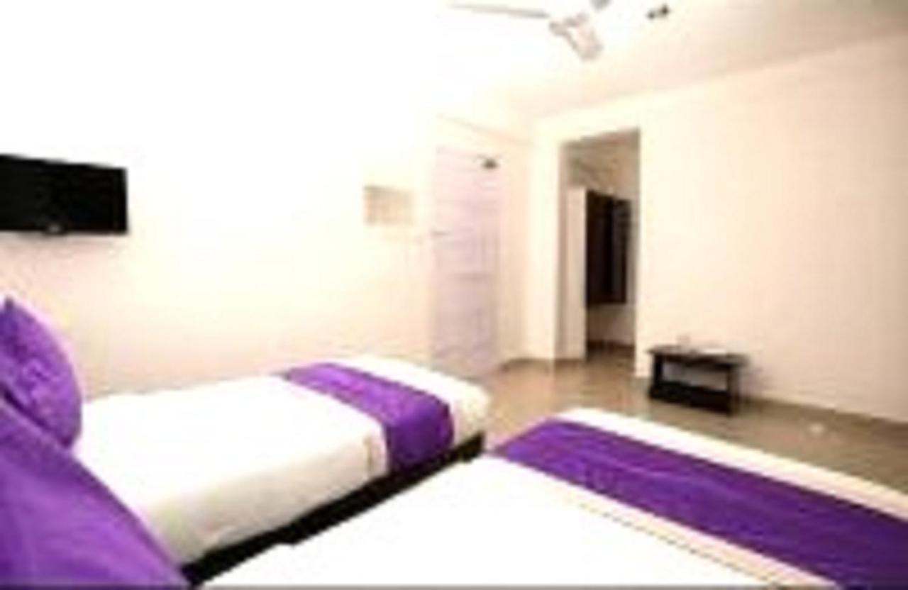V Bee Plaza Hotel Thiruvananthapuram Bagian luar foto